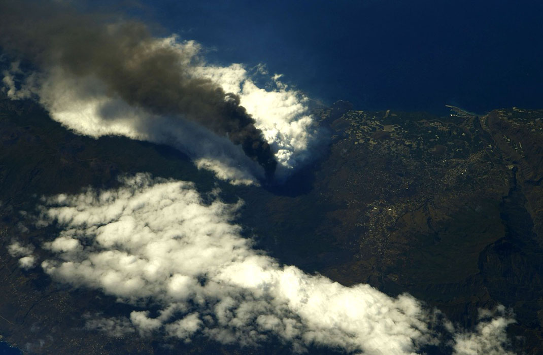 6. Hình ảnh tro bốc lên từ núi lửa Cumbra Vieja đang phun trào ở quần đảo Canary, Tây Ban Nha.
