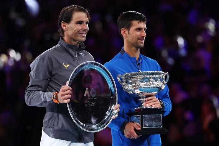 Djokovic (bên phải) có thể gặp Nadal ở bán kết