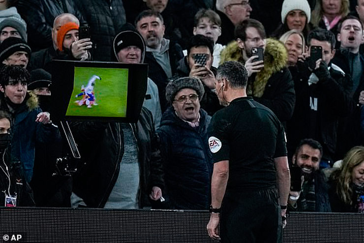 VAR nhiều lần can thiệp khiến trọng tài chính Andre Marriner 3 lần "bẻ còi" giúp Chelsea thoát hiểm