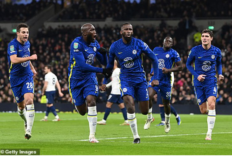 Antonio Rudiger ăn mừng cùng các đồng đội khi mở tỷ số cho Chelsea vào lưới Tottenham