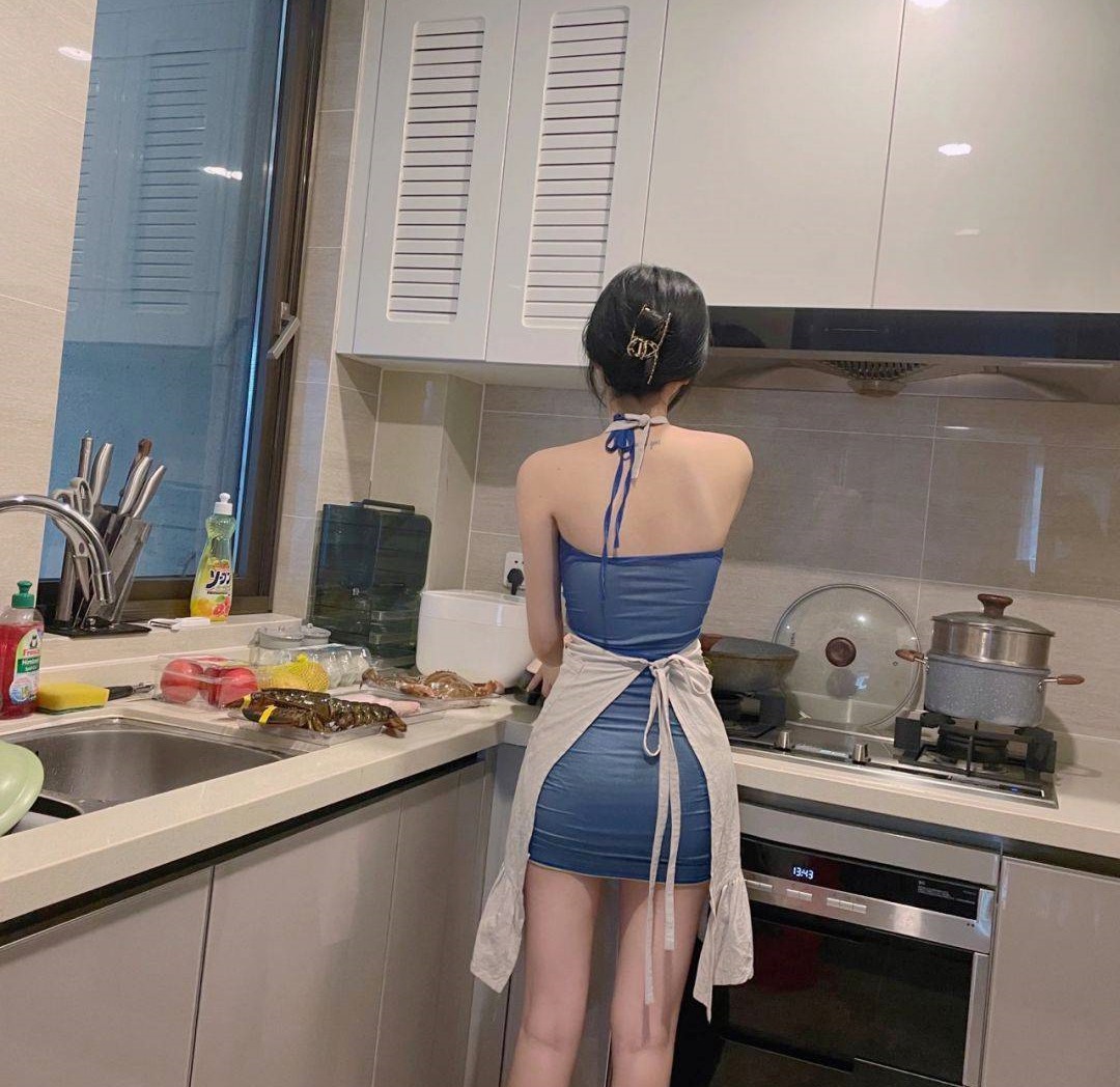 Người đẹp Trung Quốc mặc váy bodycon vào bếp.