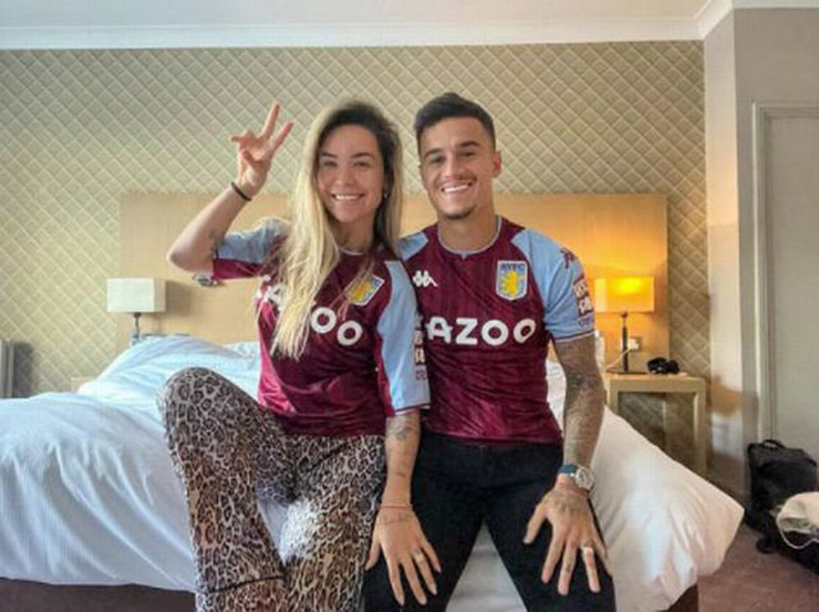 Vợ chồng Coutinho chụp ảnh mặc áo đôi Aston Villa trong phòng ngủ căn nhà của họ