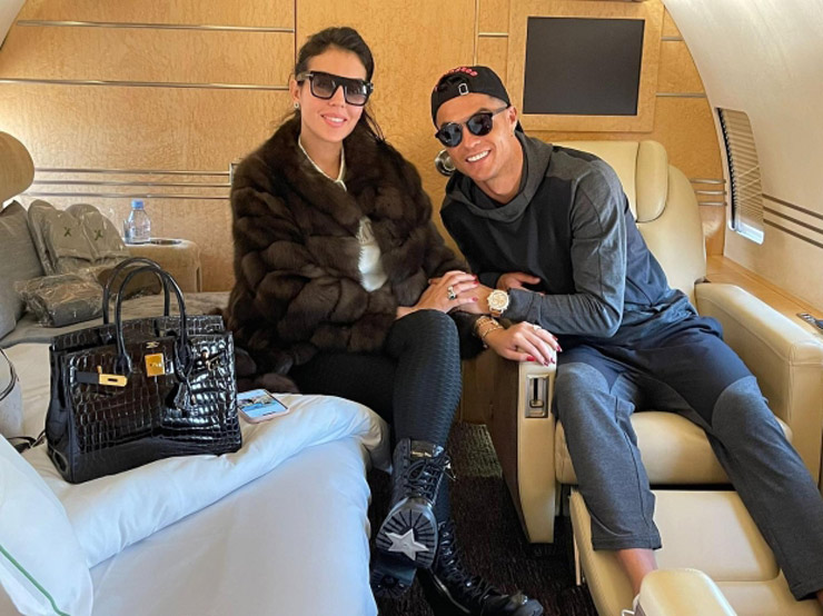 Georgina Rodriguez đang mang bầu song thai của cô và bạn trai Cristiano Ronaldo