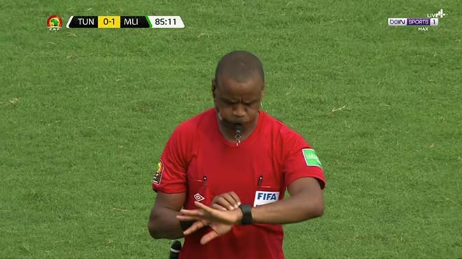 Ông&nbsp;Sikazwe thổi còi kết thúc trận đấu ở phút 85