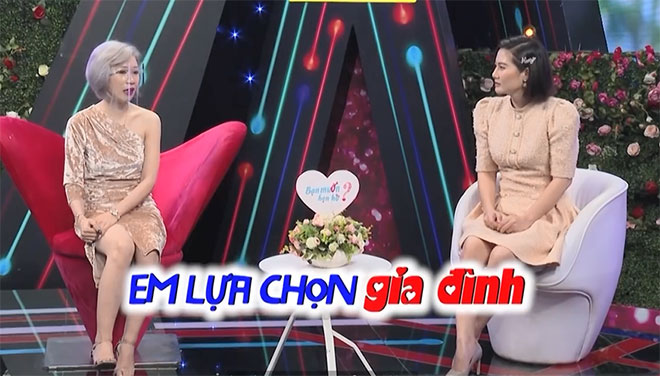 Cô nàng có tình duyên lận đận chia sẻ: “Em có vài mối tình. Tình đầu là lâu nhất, quen biết từ bé luôn vì bố mẹ là bạn thân với nhau. Quen được một thời gian em phát hiện ảnh có người khác nên chủ động chia tay. Với em mình đã thành “option” thì em sẽ không là lựa chọn của người khác, em nghĩ anh nên lựa chọn người kia. Tình đầu đau khổ lắm nên khoảng 5 năm sau mới quen người tiếp theo. Mối tình thứ hai quen một ảnh cũng khá tử tế nhưng vào thời điểm đó em gái mất, giữa ba với ảnh có xung đột chút xíu. Giữa hai bên thì em lựa chọn gia đình vì em không muốn gây căng thẳng cho bố mẹ. Lúc đó mẹ em cũng bị trầm cảm nặng”.