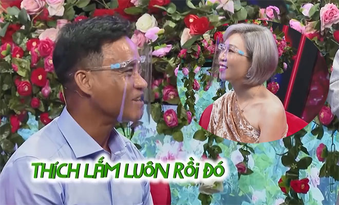 Mở rào gặp gỡ, ông bố hai con trúng luôn “tiếng sét ái tình” liền thẳng thắn cho biết: “Anh hứa với em anh sẽ bỏ mọi vấn đề phía sau để mình tập trung về phía trước. Anh đang ở nhà một mình sợ ma muốn em về ở chung. Anh mong em đẻ cho anh một đứa con gái hay trai cũng được. Nếu em đồng ý thì cưới năm nay cưới luôn, anh máu lên đến tận cổ rồi đó”.