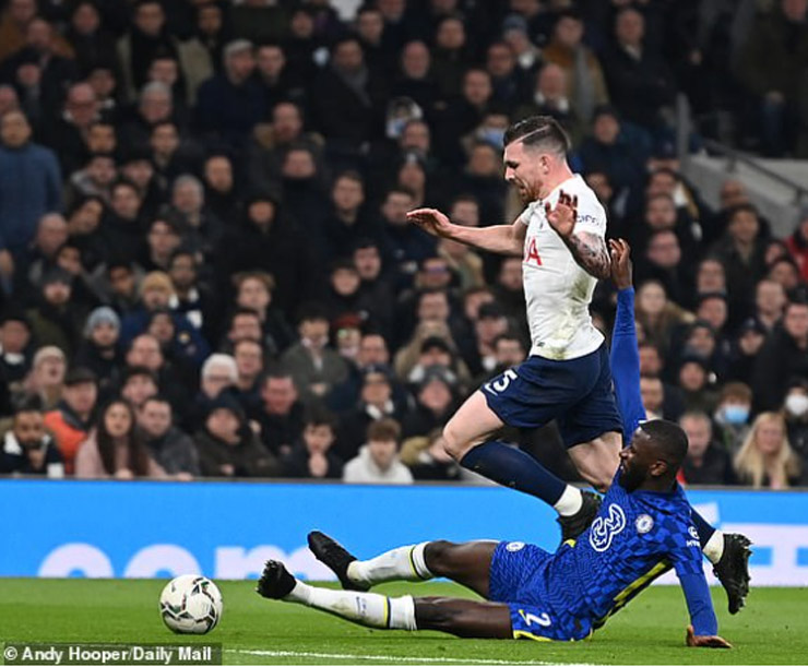 Pha phạm lỗi của Rudiger với Hojbjerg diễn ra bên ngoài vòng cấm của Chelsea nên Tottenham không được hưởng phạt đền