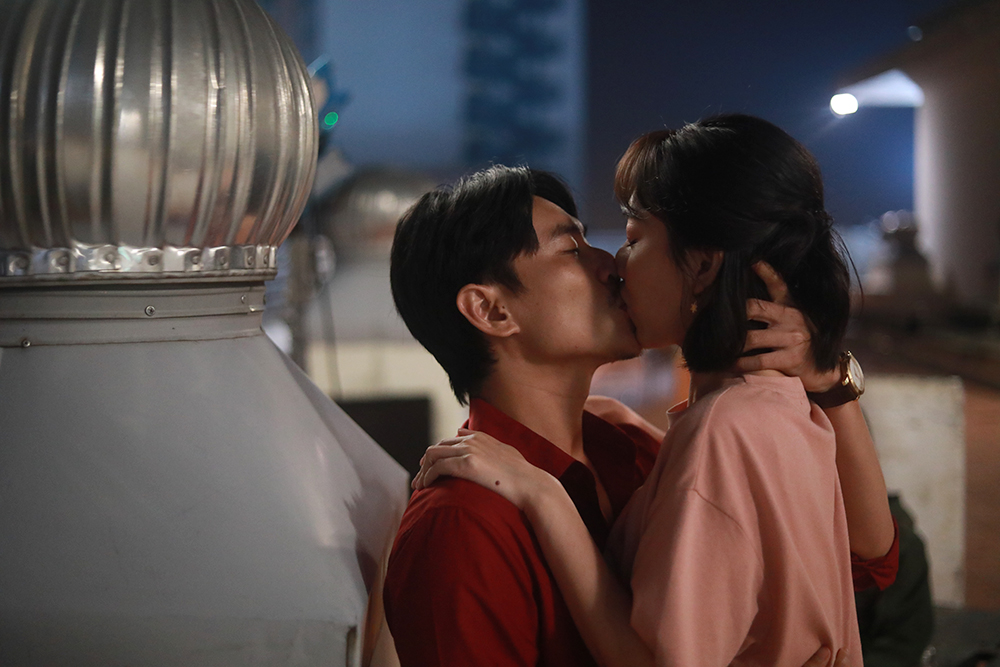 Lộ cảnh Thu Trang hôn đắm đuối Kiều Minh Tuấn lúc 4 giờ sáng - hình ảnh 3