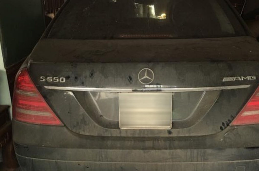 Vào năm 2017, một chiếc siêu xe khác cũng chịu chung số phận khi nằm "phủi bụi" trong một căn hầm phế liệu tại Sơn La. Đó là chiếc Mercedes-Benz S550 AMG.
