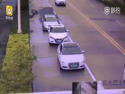 Phi thường - kỳ quặc - Video: Cần trục rơi xuống đè biến dạng chiếc Audi đang di chuyển, nam tài xế thoát chết thần kỳ