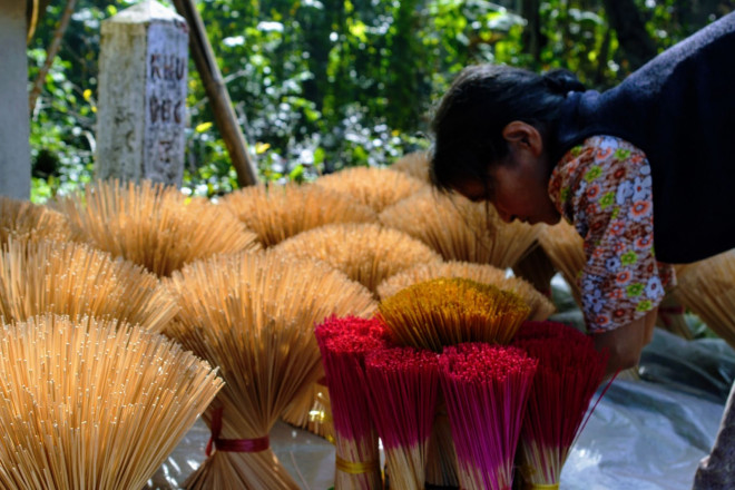 Bà Tuyết phơi chân hương.