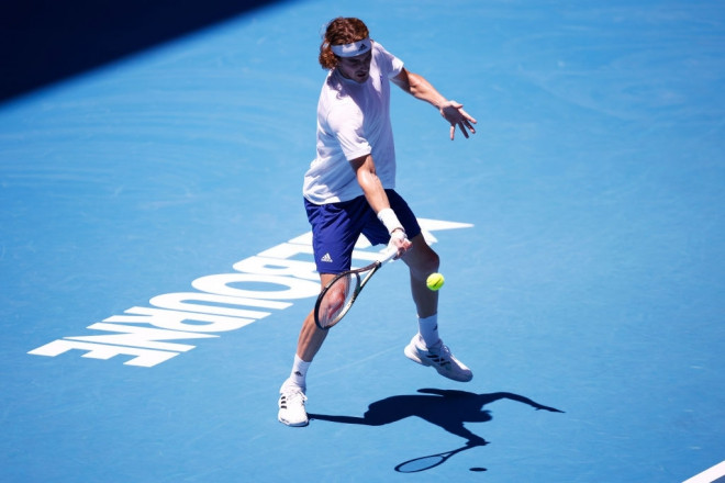 Tsitsipas tập luyện chuẩn bị cho Grand Slam đầu năm 2022. ẢNH: GETTY