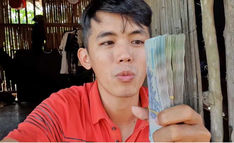 1. Sang Vlog

Trần Văn Sang (sinh năm 1995) được mệnh danh là YouTuber nghèo nhất Việt Nam. Từ một thanh niên phụ hồ, chỉ làm video lúc rảnh, hiện tại anh đã sở hữu kênh YouTube hơn 3,49 triệu lượt người theo dõi.
