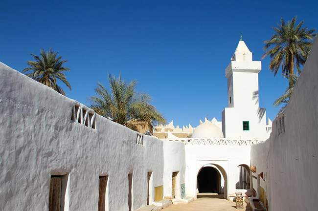 Ghadames, Libya -&nbsp;55°C: Cư dân Berber giữ mát trong loại túp lều cách nhiệt bằng những bức tường bùn dày, với các&nbsp;mái nhà thông nhau, con hẻm có mái che và lối đi ngầm tạo bóng râm khỏi không khí nóng như thiêu đốt.&nbsp;
