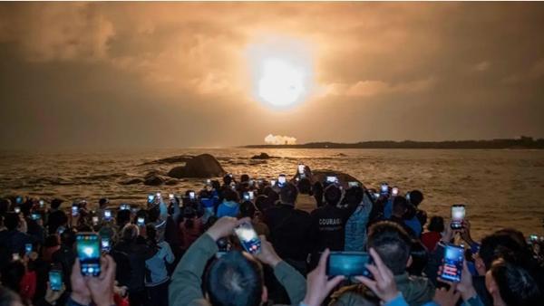 "Mặt Trời nhân tạo" được đưa lên bầu trời, khiến nhiều người lo lắng? Ảnh: STR/AFP via Getty Images.