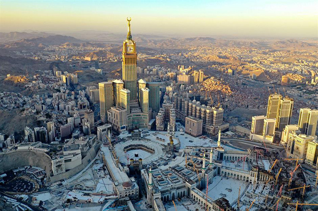 Mecca, Ả Rập Xê Út - 44°C: Mecca là thành phố linh thiêng nhất của đạo Hồi và nóng nhất thế giới, dựa trên nhiệt độ trung bình hằng năm. Với nền nhiệt độ cao liên tục quanh năm, nơi đây đã lọt vào top nóng nhất thế giới. Mecca cũng có thể đạt tới 44°C vào mùa hè.
