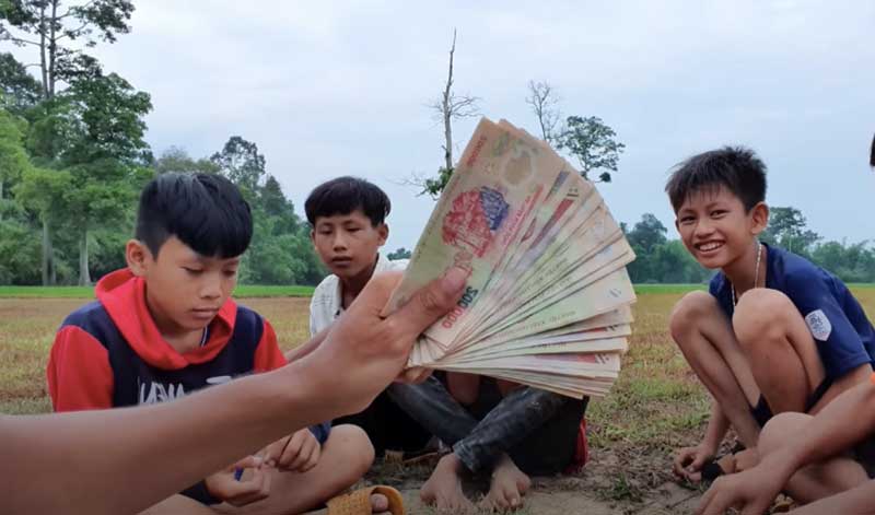 Số tiền này Sang trích một nửa để trả lương cho các em nhỏ quay Vlog cùng. 30 triệu còn lại, nam YouTuber dùng làm chi phí đầu tư quay video mới, nếu dư ra sẽ để dành, hoặc đưa cho mẹ.
