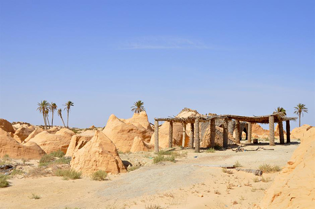 Kebili, Tunisia - 55°C: Lịch sử của thị trấn được cho là có niên đại khoảng 200.000 năm và những cư dân kiên cường tồn tại bằng cách tích trữ nước và tìm kiếm bóng râm. Đây là một ốc đảo với những cây cọ và cồn cát với duy nhất một hồ nước nhỏ.
