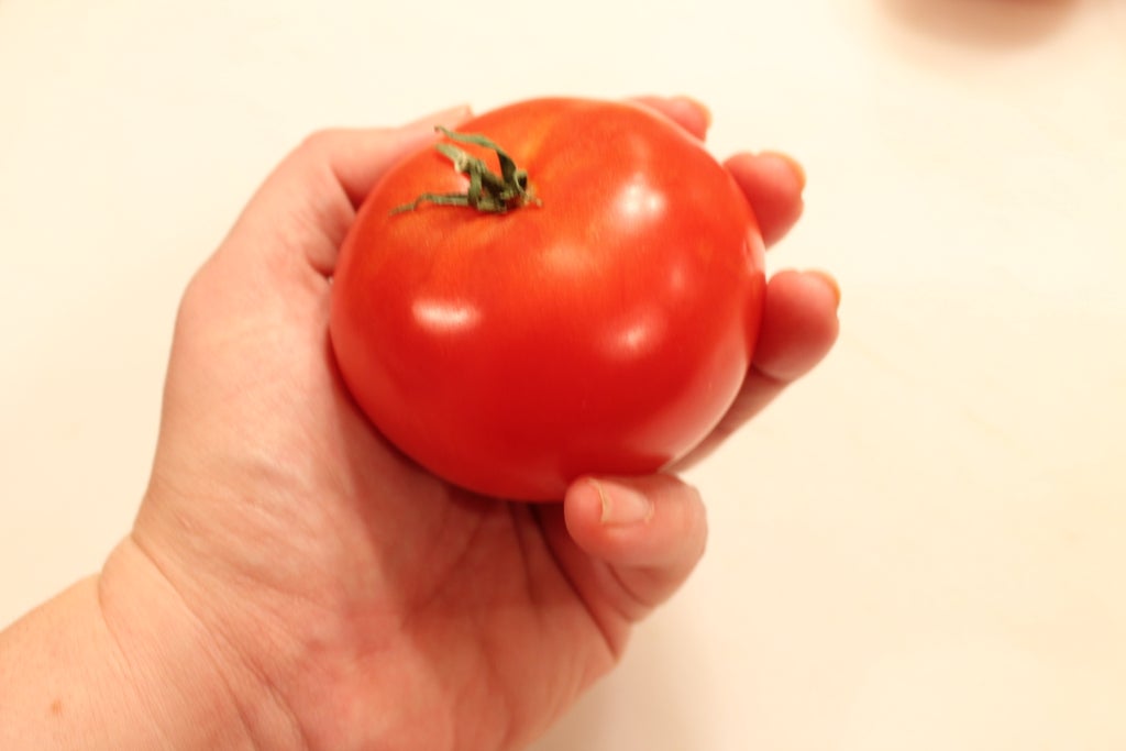 Chọn cà chua vỏ láng mịn, chín đỏ đều, cứng, cầm chắc tay.