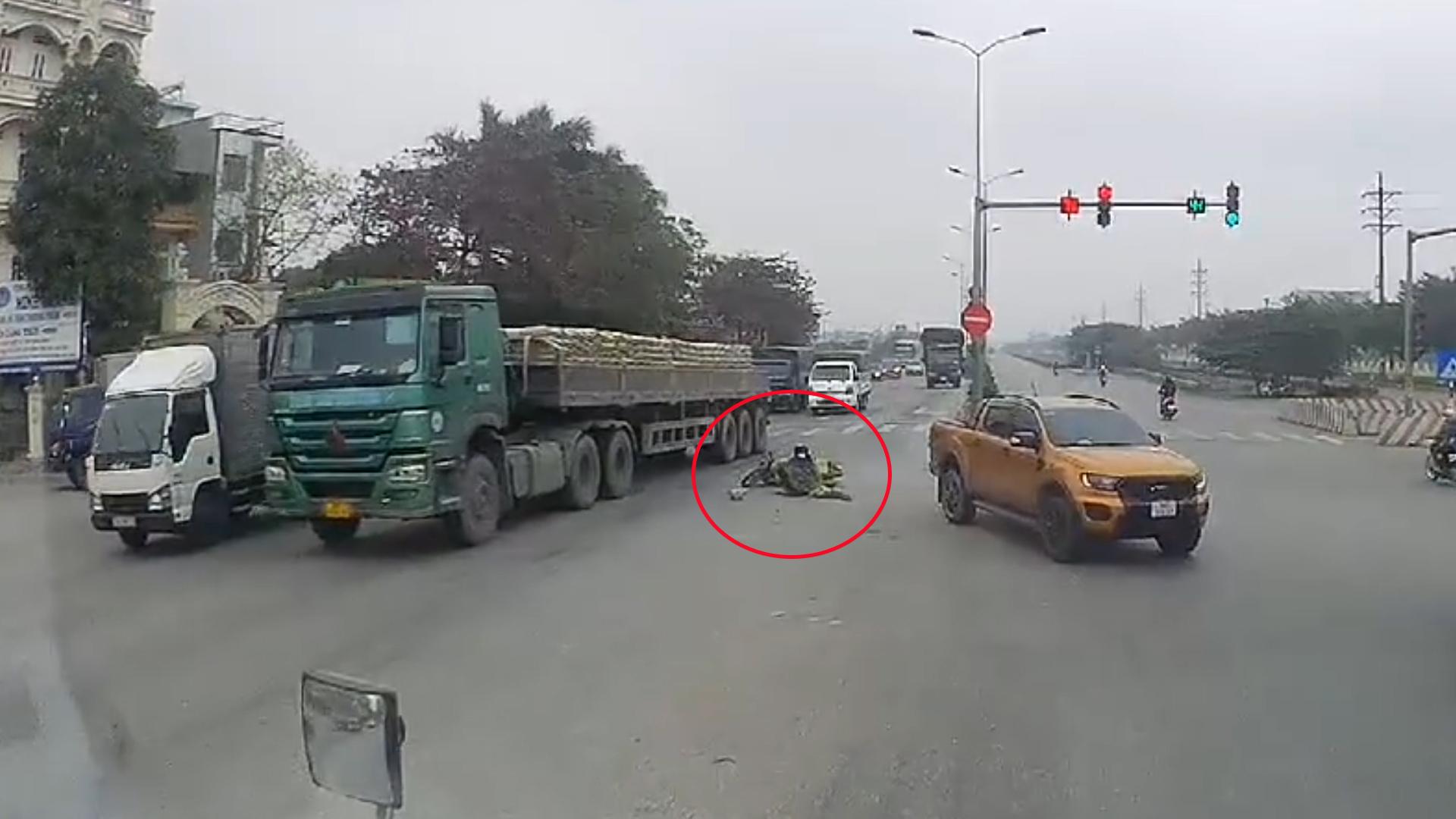 Nữ tài xế gặp tai nạn sau khi chuyển hướng ẩu.