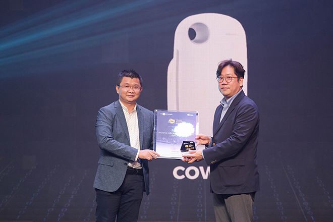 Đại diện Coway (bên phải) nhận giải thưởng Thương hiệu máy lọc không khí xuất sắc tại Tech Awards 2021