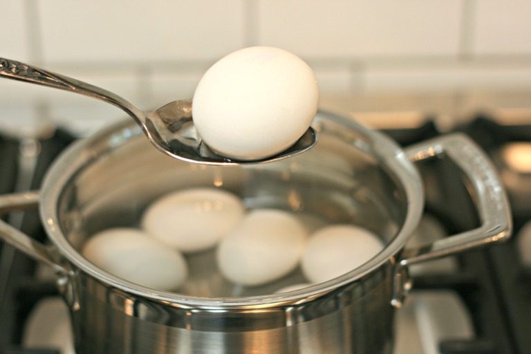 Luộc trứng chín theo cách thông thường, cho vào nước lạnh để nguội rồi bóc vỏ.
