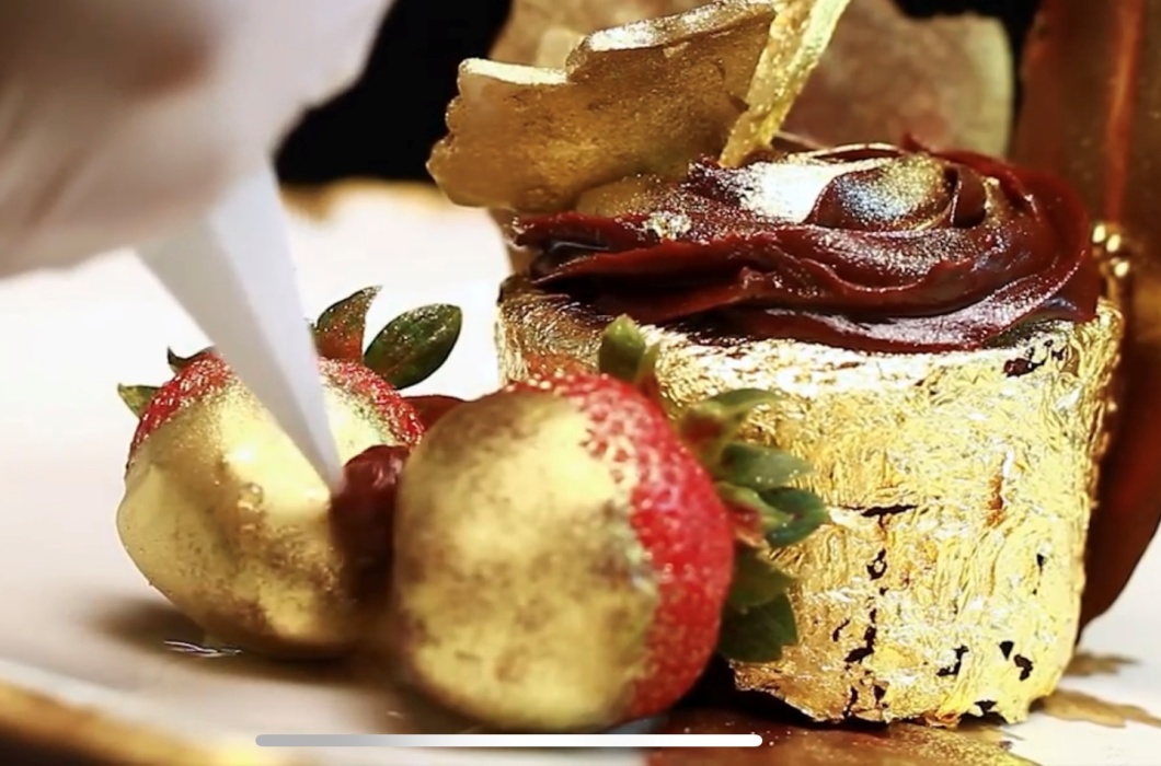 Golden Phoenix (Phượng hoàng vàng) được coi là món bánh ngọt đắt nhất thế giới. Được biết chiếc bánh này có giá lên tới 1.134 USD (khoảng 26 triệu đồng).
