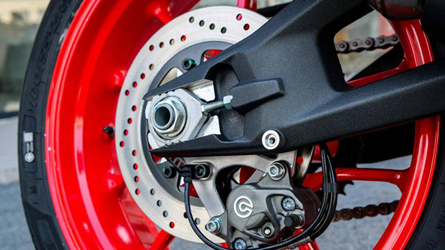 Xe trang bị vành đúc 17 inch đi kèm lốp Pirelli Diablo Rosso III. Hệ thống phanh xe gồm đĩa đôi 320 mm trước và đĩa đơn 245 mmm sau cùng kẹp phanh Brembo cao cấp
