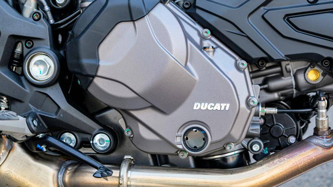 Ducati Monster 2022 sở hữu trái tim là khối động cơ L-Twin 937cc, tạo cho xe công suất tối đa lên đến 111 mã lực
