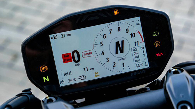 Đồng hồ kỹ thuật số 4,3 inch hiển thị tất cả thông tin liên quan đến xe
