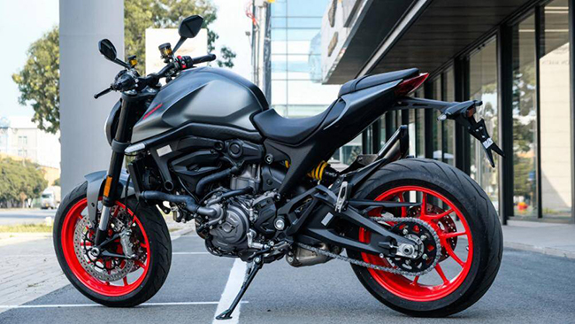 Bước sang thế hệ mới, Ducati Monster 2022 đã có nhiều thay đổi từ ngoại hình đến sức mạnh với mức giá bán từ 439 - 441 triệu đồng
