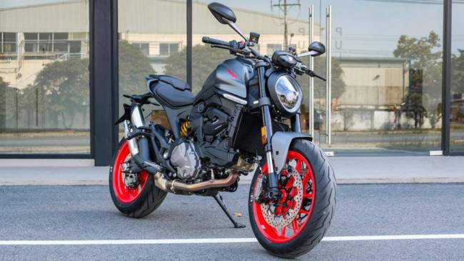 Tất cả các nâng cấp này giúp Ducati Monster 2022 nhẹ hơn đến 18 kg so với thế hệ Monster 821 cũ và có tổng trọng lượng chỉ 188 kg
