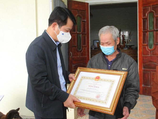Chủ tịch Thanh Hóa tặng bằng khen thanh niên cứu bé gái trong đám cháy ở Hà Nội - hình ảnh 1