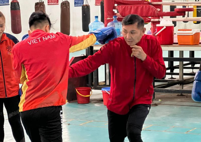 Chuyên gia Tawan Mungphingklang (phải) để lại nhiều dấu ấn trong thời gian cống hiến cho boxing nữ Việt Nam cũng như Hà Nội.