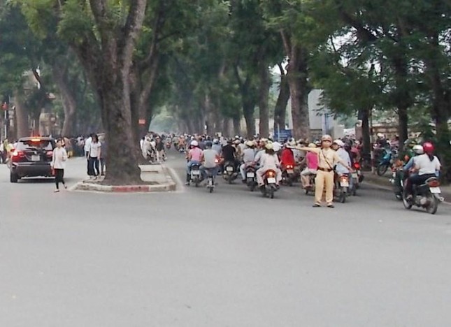 Cấm xe nhiều tuyến phố Hà Nội phục vụ chợ hoa Tết Nhâm Dần - hình ảnh 1