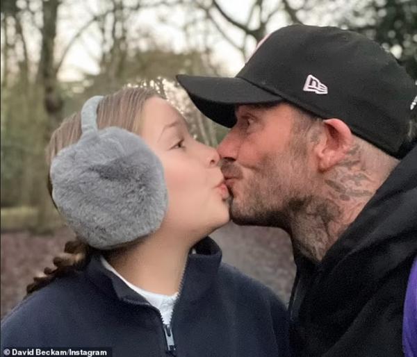 Loạt ảnh chụp thân mật giữa David Beckham và con gái Harper gây tranh cãi, vì sao thế? - hình ảnh 1