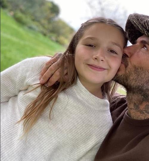 Loạt ảnh chụp thân mật giữa David Beckham và con gái Harper gây tranh cãi, vì sao thế? - hình ảnh 3