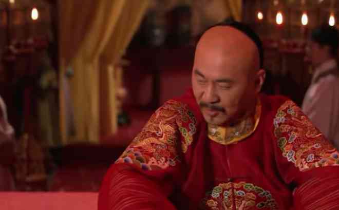 Nam diễn viên Trần Kiến Bân ngại ngùng khi nhìn thấy Tôn Lệ trong bồn tắm.