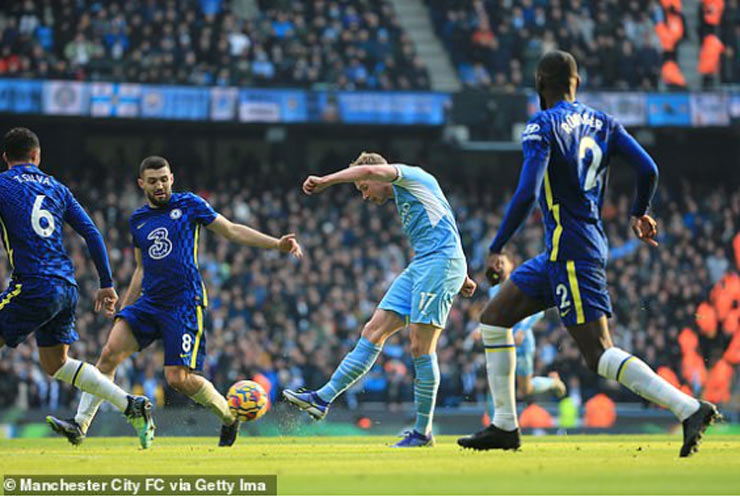 De Bruyne dứt điểm hiểm hóc để mở tỷ số cho đội đầu bảng Premier League vào lưới Chelsea