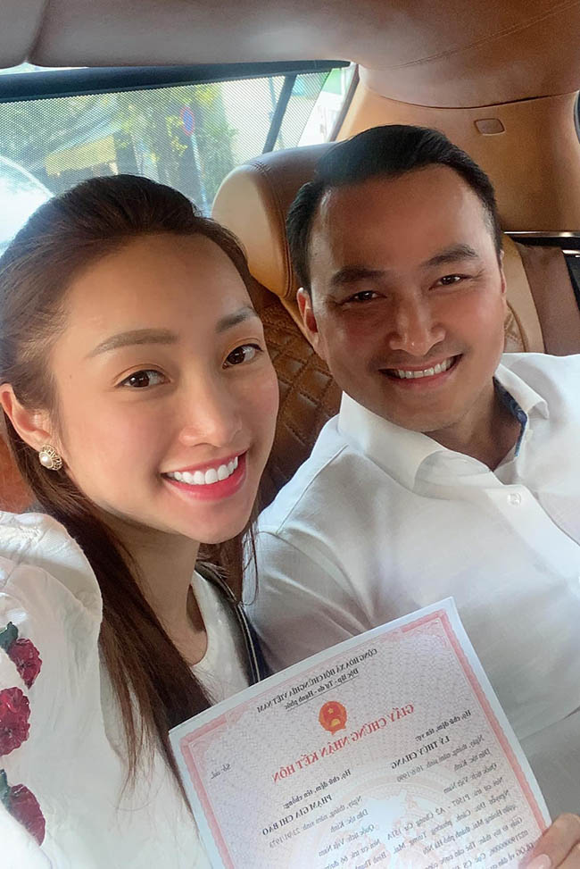Tháng 3/2021, diễn viên Chi Bảo khoe giấy Chứng nhận kết hôn cùng người vợ thứ 3 kém 16 tuổi - Lý Thùy Chang.
