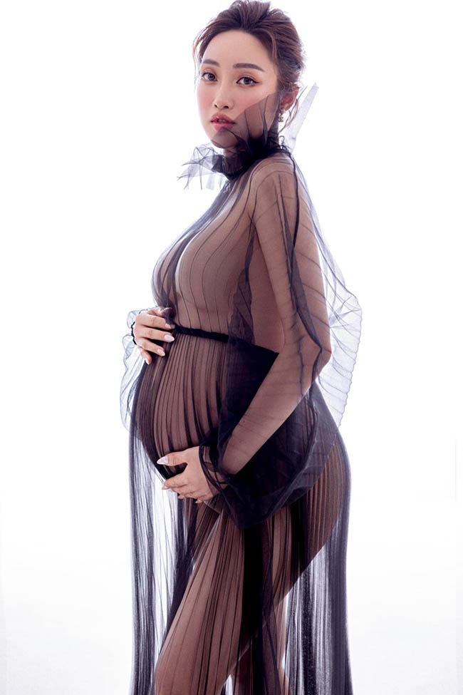 Có thể thấy, dù tăng cân khi mang thai nhưng Thùy Chang vẫn giữ được vóc dáng cân đối và nhan sắc rạng rỡ.

