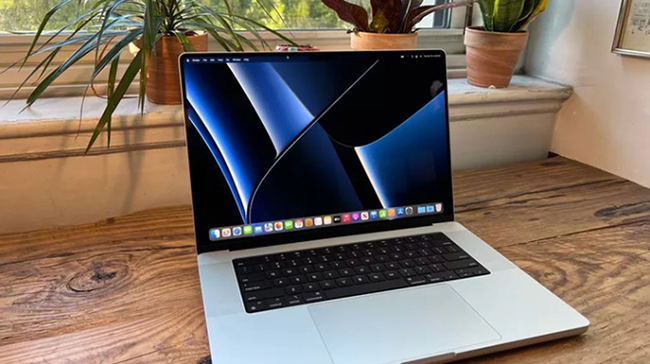 9. MacBook Pro 16 inch 2021 (giá bán từ: 62,49 triệu đồng)

Trang bị chip silicon mới, màn hình mới, thiết kế mới và tất cả các cổng cần thiết, MacBook Pro 16 inch mới nhất là chiếc MacBook Pro tốt nhất từ ​​trước đến nay. Sự kết hợp giữa phần cứng của MacBook Pro lớn hơn và hệ điều hành MacOS mang lại hiệu suất tối đa từ và tuổi thọ pin tuyệt vời. Màn hình mini-LED độ phân giải cao rất đẹp. Thêm nữa, chúng còn sở hữu cổng HDMI và đầu đọc thẻ SD.
