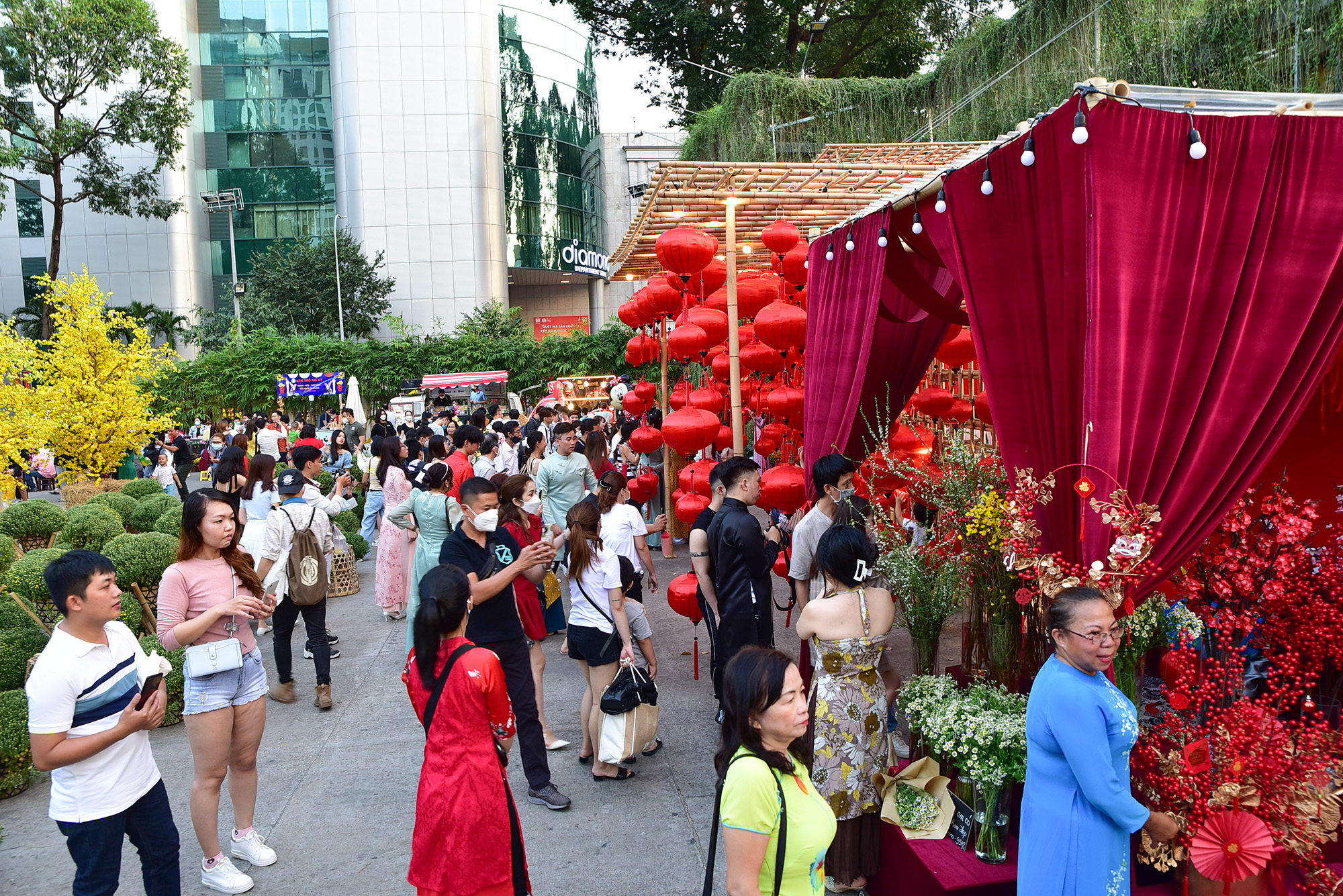 Tiểu cảnh tết xưa luôn có hàng chục người xếp thành hai hàng chờ đến lượt vào chụp ảnh.