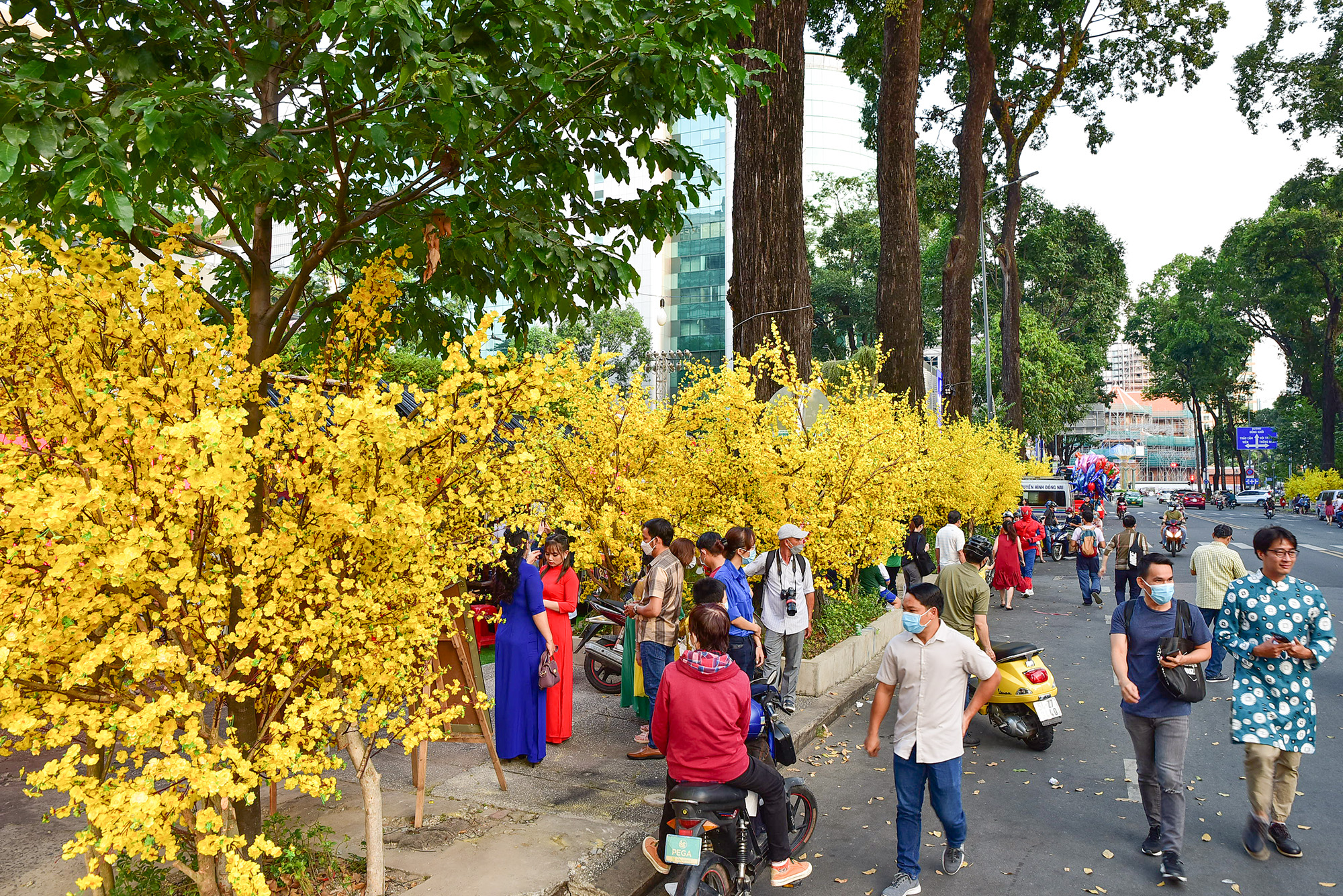 Lòng đường phía trước Nhà Văn hoá Thanh niên cũng luôn nhộn nhịp người qua lại, vui chơi Tết sớm. Các hoạt động vui chơi tại đây sẽ diễn ra đến 12h ngày 31/1 (29 Tết).