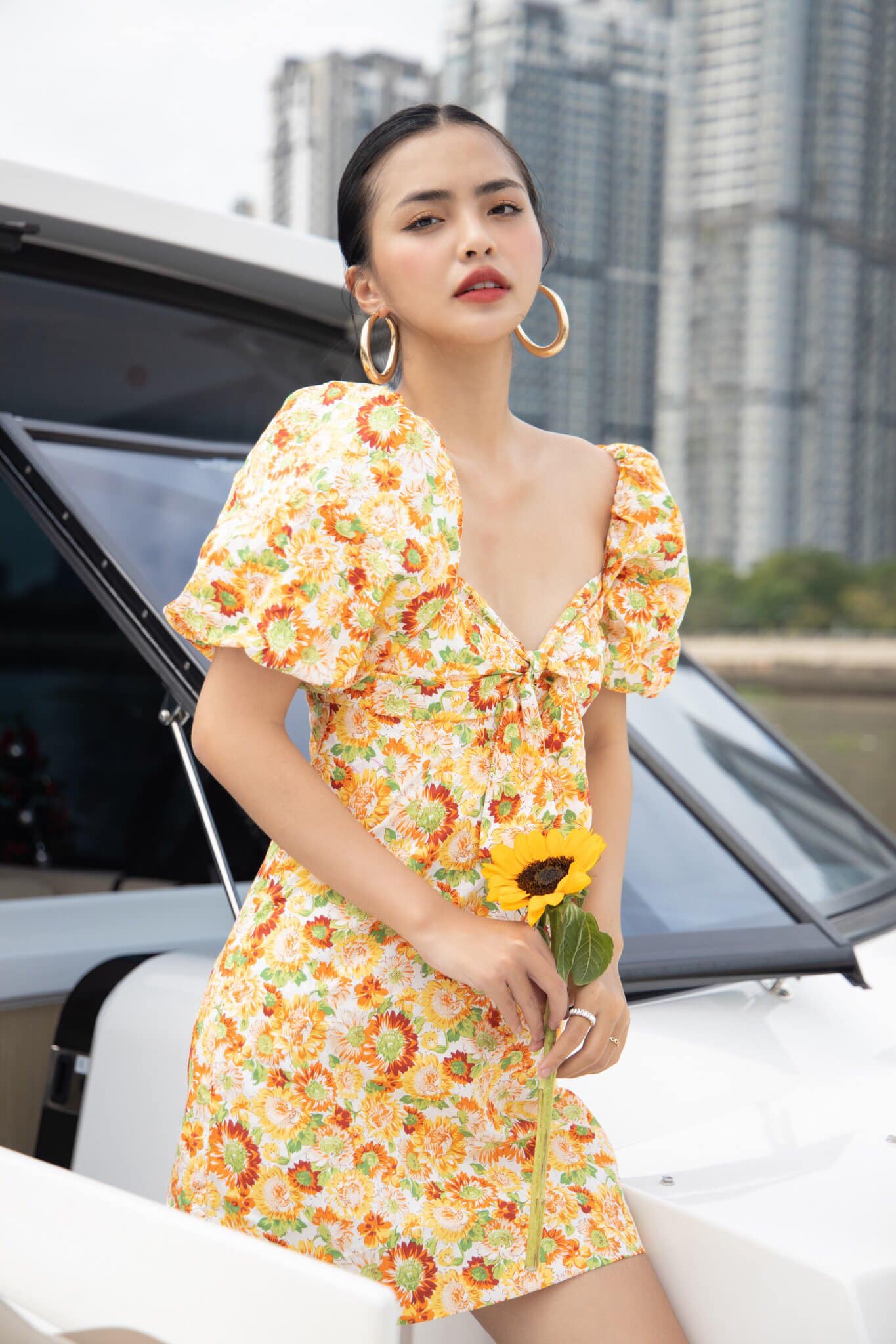 Song song với việc học, Hoàng Vi còn phát triển công việc người mẫu.