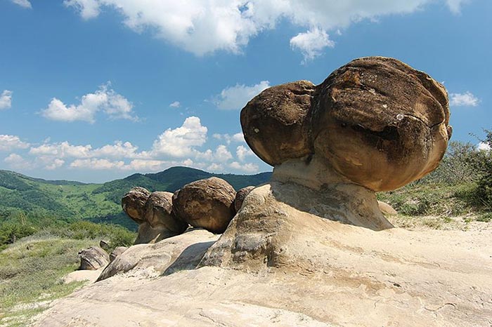 Khó tin nhưng có thật, viên đá ở ngôi làng này lớn dần lên sau mưa và di chuyển - 4