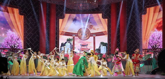 NSƯT Quang Thắng và nghệ sỹ Vân Dung có màn hát kết hợp vũ đạo ‘ngoáy mũi’ duyên dáng và ấn tượng.
