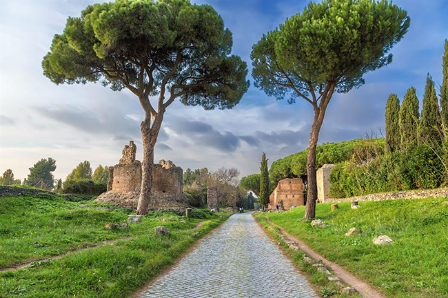 Appian Way, Rome, Ý: Đoạn đường ban đầu là một tuyến đường quân sự chạy từ Rome đến Capua. Được bắt đầu vào khoảng năm 312 trước Công nguyên, phải đến khoảng năm 264 trước Công nguyên mới hoàn thành và nó được đặt theo tên của Appius Claudius Caecus, người bắt đầu dự án.&nbsp;
