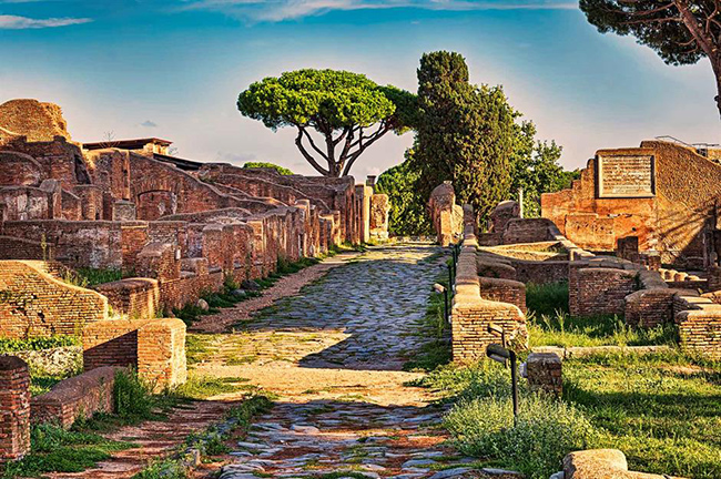 Ostia Antica, Ostia, Ý: Ostia Antica từng là thành phố bến cảng vĩ đại của La Mã cổ đại. Thành phố đã được phát triển mạnh mẽ dưới thời Julius Caesar là quan tòa của Cộng hòa La Mã, cải thiện nguồn cung cấp ngũ cốc cho La Mã và điều này đảm bảo sự thịnh vượng của thành phố.
