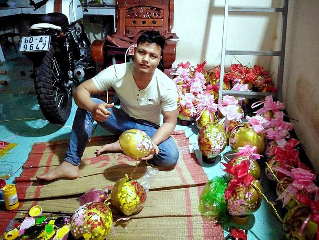 Căn phòng nhỏ là nơi anh Y Buih dùng để trang trí những trái dừa